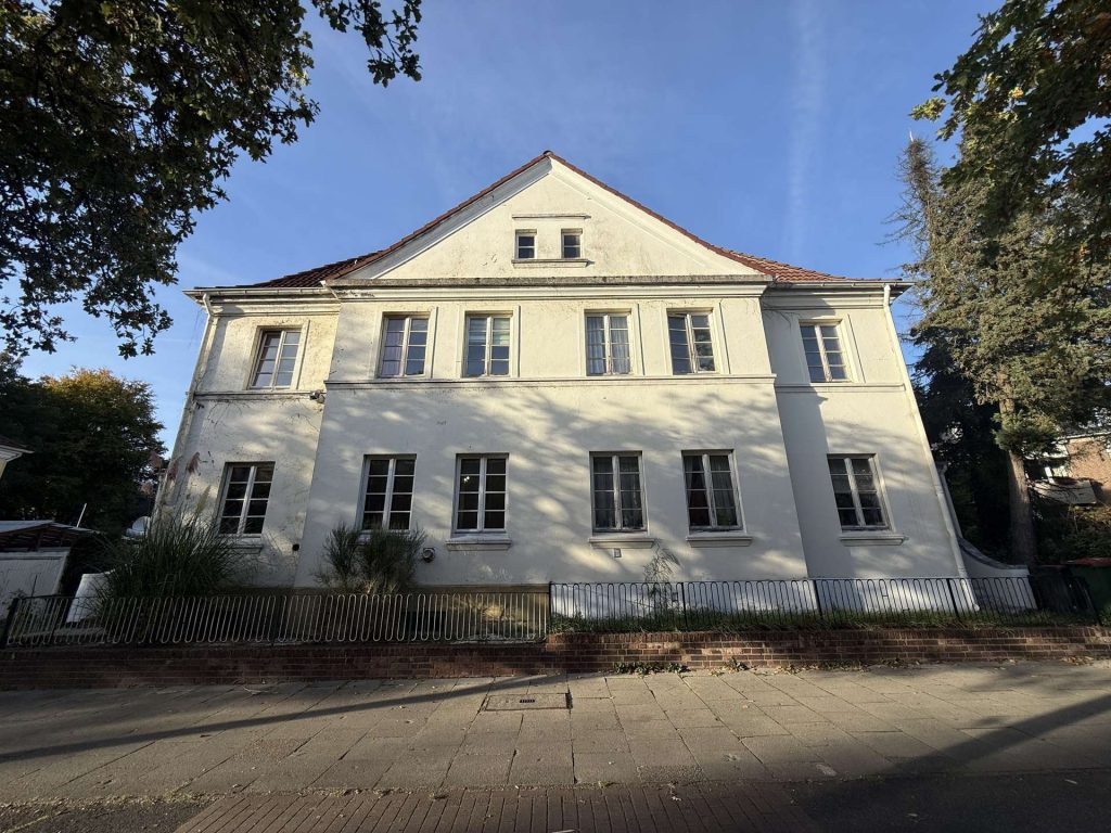 Doppelhaushalfte mit enormen Potential zentral gelegen
